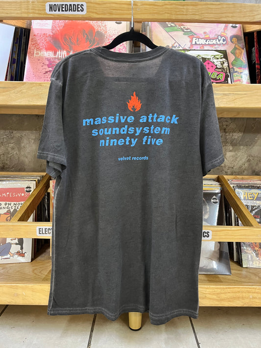 Playera Massive Attack / Velvet